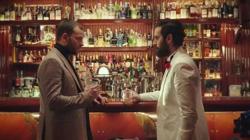 tommaso paradiso e alessandro borghi nel video di questa nostra stupida canzone d'amore