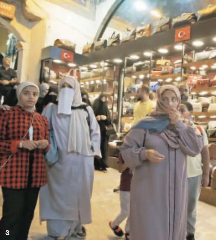 turiste in visita al gran bazar di istanbul