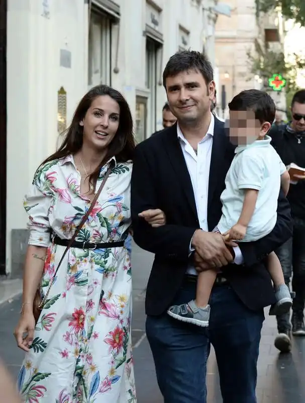 alessandro di battista con sahra e il figlio 1