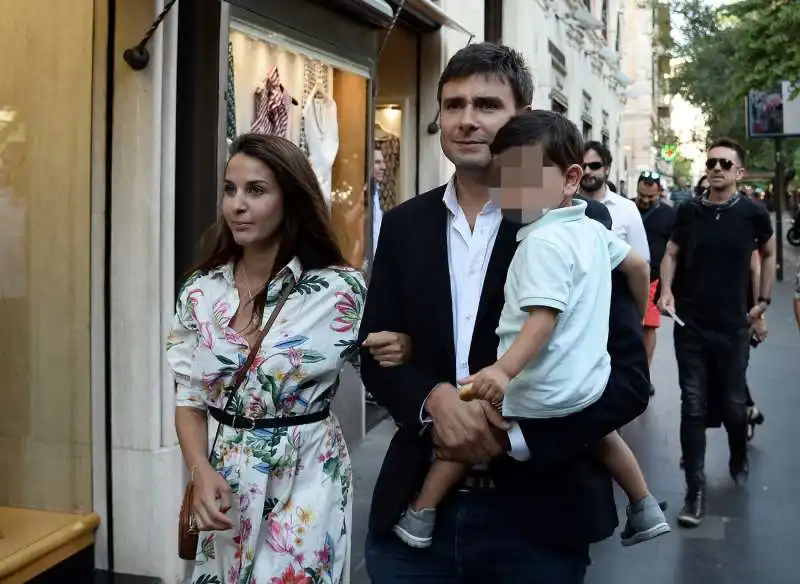 alessandro di battista con sahra e il figlio 2