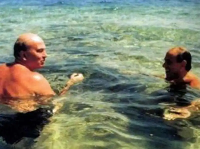 bettino craxi al mare con silvio berlusconi