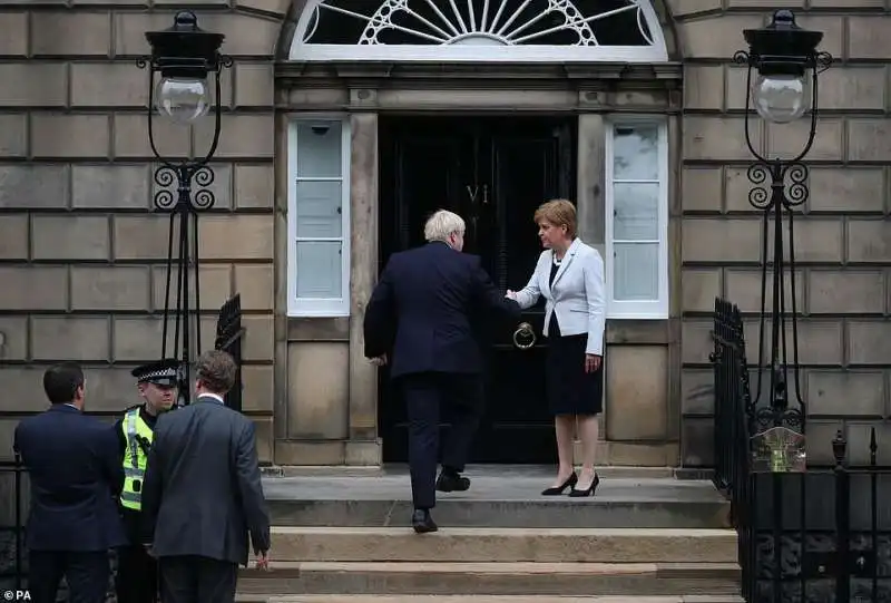 boris johnson con la premier scozzese nicola sturgeon 1