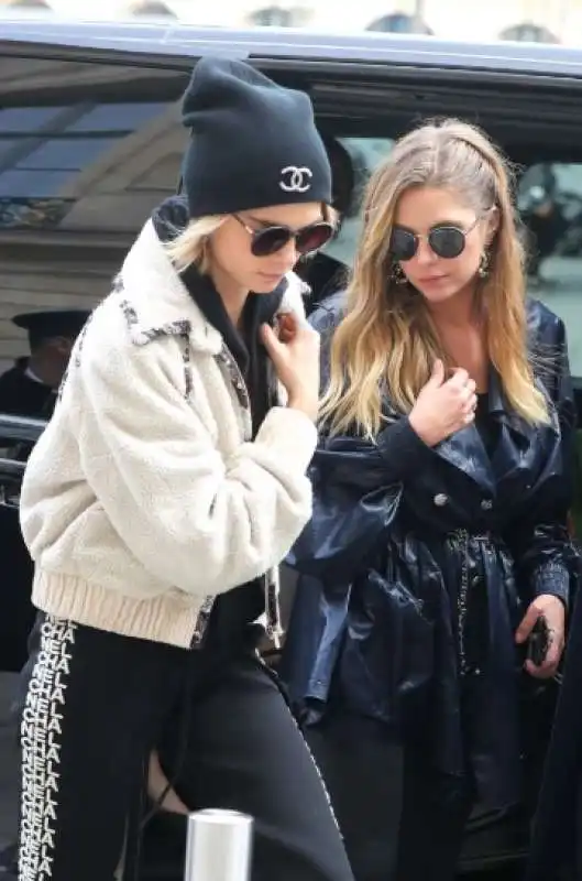 cara delevingne e ashley benson 11