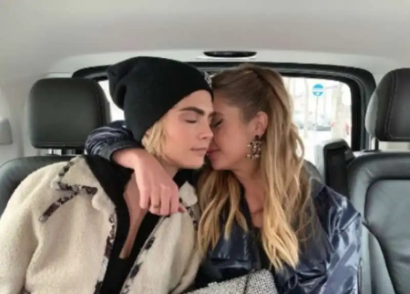 cara delevingne e ashley benson 20