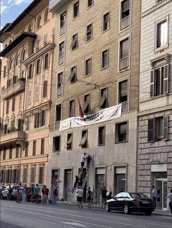 casapound, gli attivisti rimuovono la scritta dalla sede 13