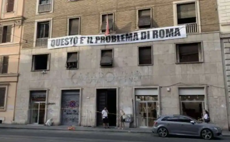 casapound, gli attivisti rimuovono la scritta dalla sede 4