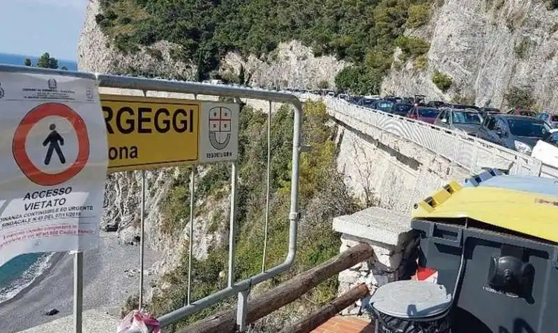 cassonetto lanciato dalla scogliera a bergeggi