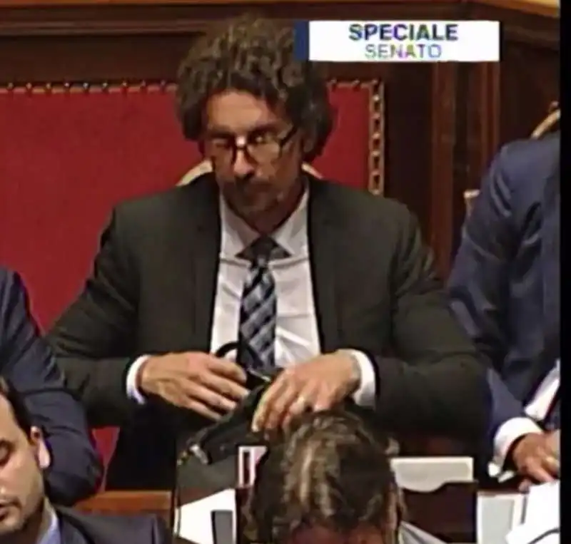 danilo toninelli spaesato in senato