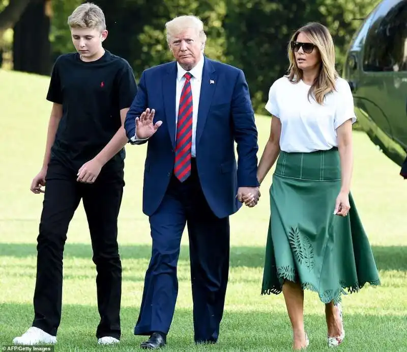 donald trump con il figlio barron e la moglie melania torna alla casa bianca dopo le ferie