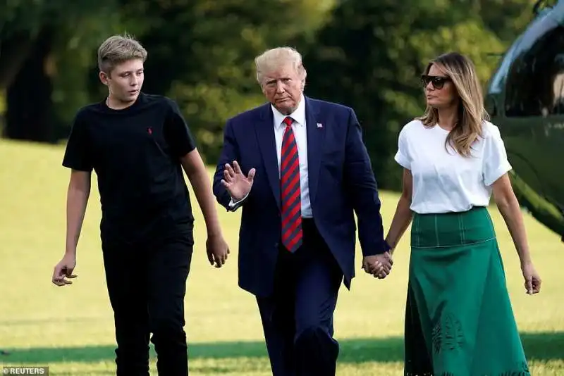 donald trump con il figlio barron e la moglie melania torna alla casa bianca dopo le ferie 1