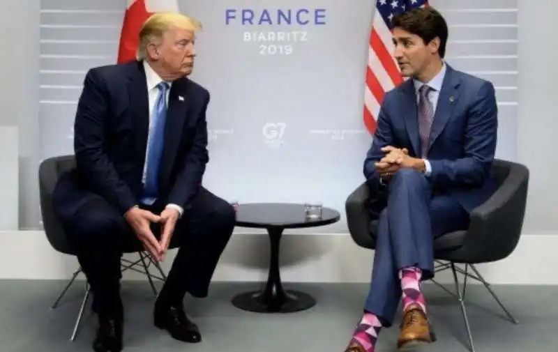 DONALD TRUMP GUARDA MALE JUSTIN TRUDEAU E LE SUE CALZE AL G7 DI BIARRITZ