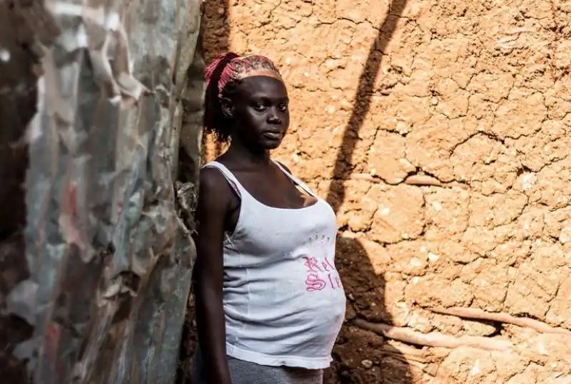 donna incinta a kibera, nairobi