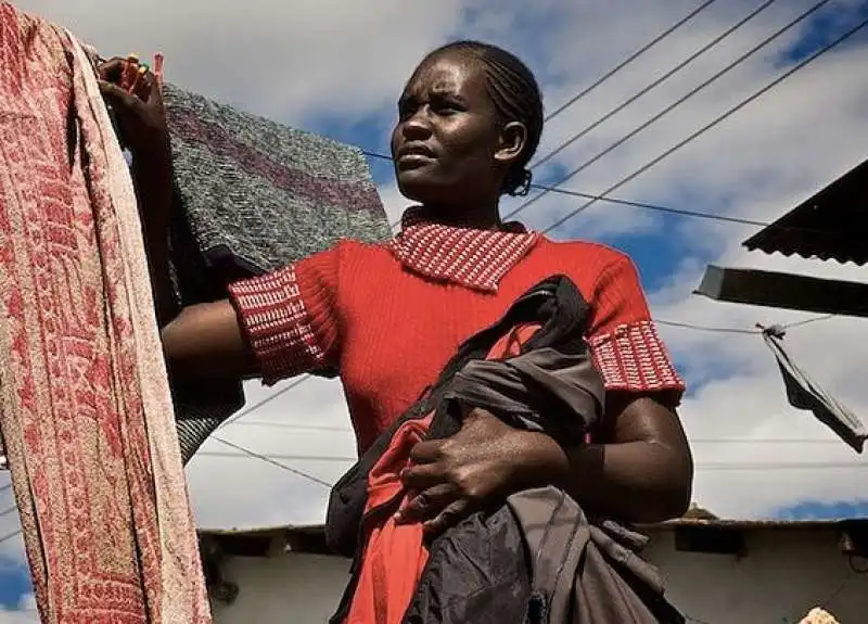 donne a kibera, nairobi