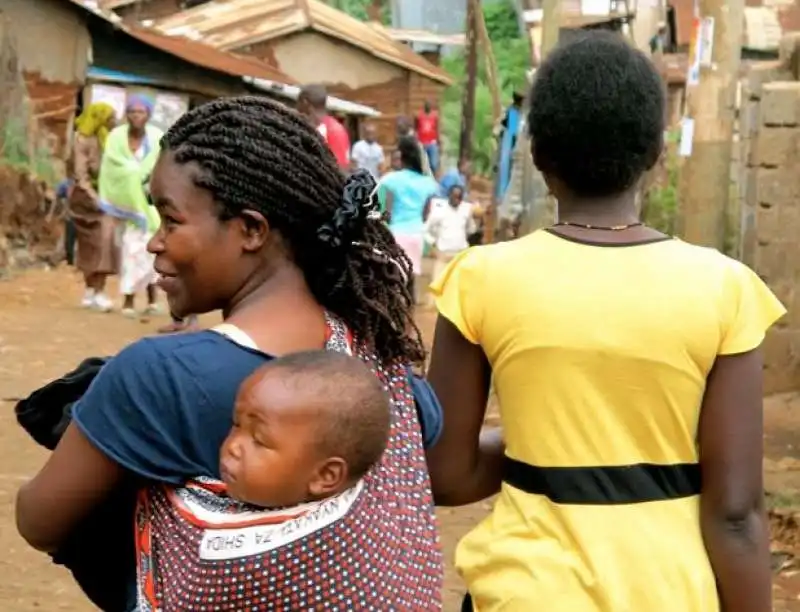 donne con bambini kibera, nairobi 