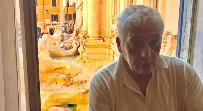 emilio de lipsis nella sua casa con affaccio sulla fontana di trevi