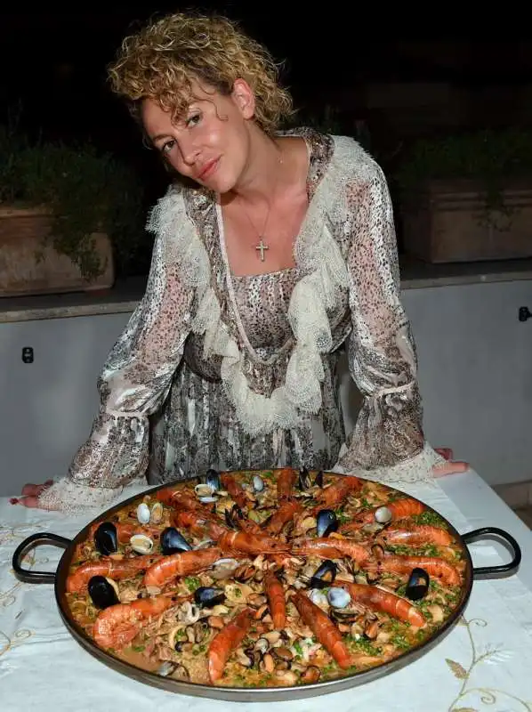 francesca romana impiglia con la paella  foto di bacco