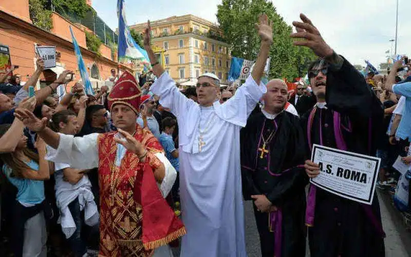 FUNERALI ROMA (A DESTRA FABRIZIO PISCITELLI VESTITO DA CARDINALE) - FOTO MEZZELANI