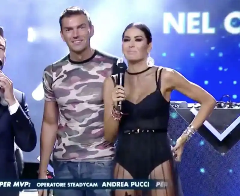 gabry ponte allunga la mano sul culo di elisabetta gregoraci