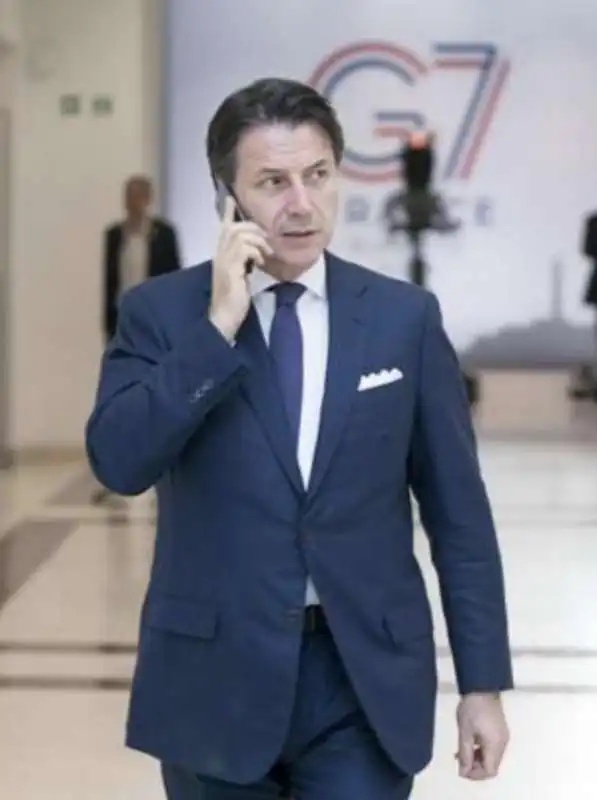 giuseppe conte al g7 di biarritz con pochette a 4 punte 1