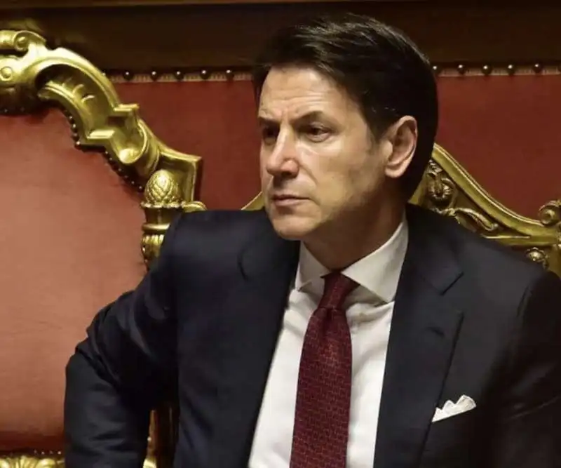 giuseppe conte al senato con pochette a 3 punte