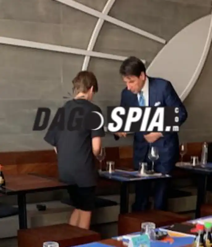 giuseppe conte con il figlio al ristorante giapponese daruma sushi 3