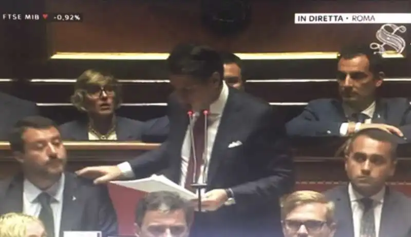 giuseppe conte tocca matteo salvini in senato