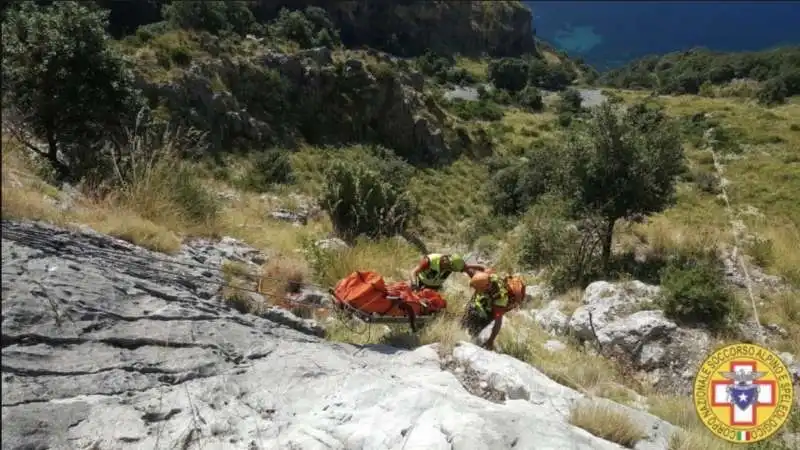 gli speleologi recuperano il corpo di simon gautier 10