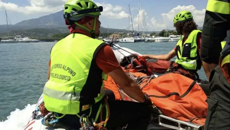 gli speleologi recuperano il corpo di simon gautier 2