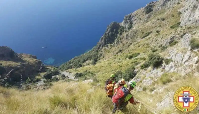 gli speleologi recuperano il corpo di simon gautier 3