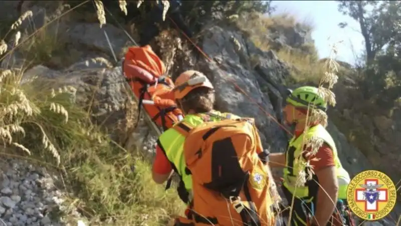 gli speleologi recuperano il corpo di simon gautier 7