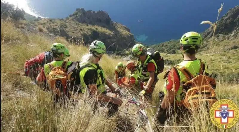 gli speleologi recuperano il corpo di simon gautier 8