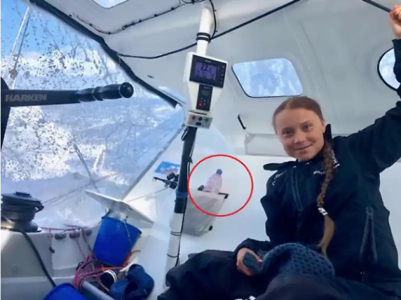 GRETA THUNBERG CON BOTTIGLIA DI PLASTICA NELLO YACHT DI PIERRE CASIRAGHI