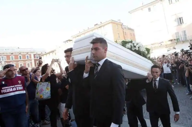 i funerali di nadia toffa 9