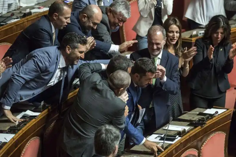 i senatori leghisti abbracciano matteo salvini