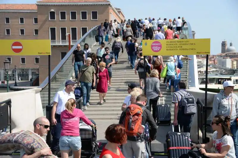 i tornelli al ponte della costituzione di calatrava a venezia  