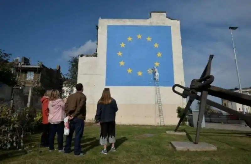 il murale sull'unione europea di banksy a dover 7