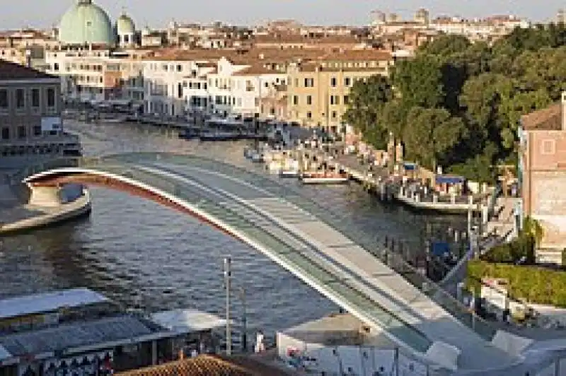 il ponte della costituzione di venezia progettato da santiago calatrava