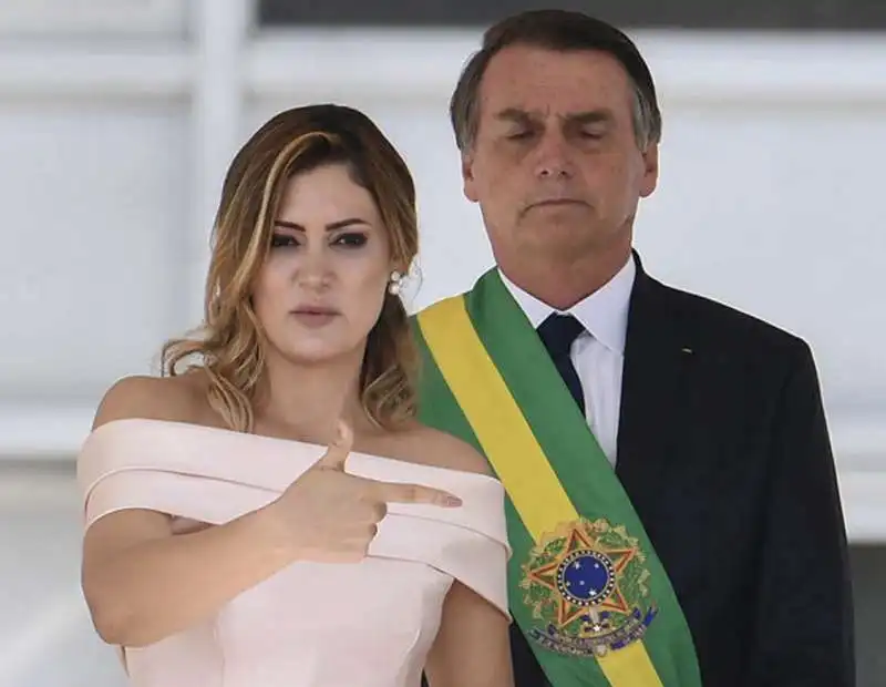 jair bolsonaro con la moglie michelle 4 6