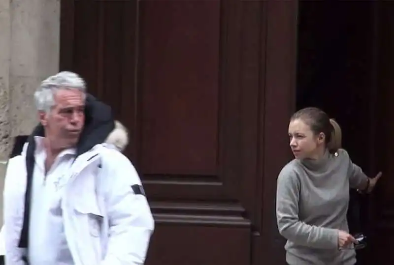 JEFFREY EPSTEIN ESCE DALLA SUA CASA DI MANHATTAN CON UNA RAGAZZA BIONDA