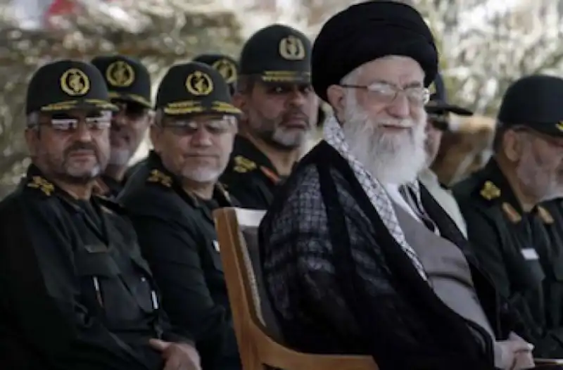 khamenei con i pasdaran