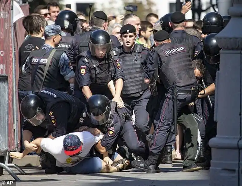 la polizia 'contiene' i manifestanti a mosca 1