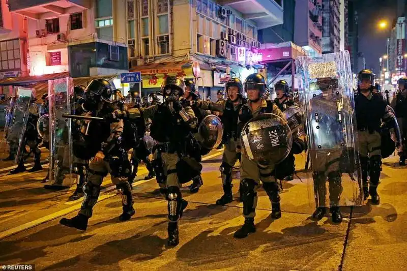 la polizia contiene le proteste a hong kong