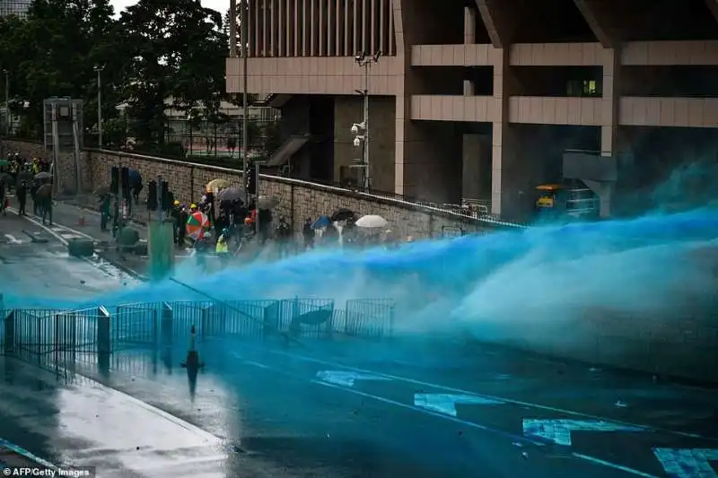 la polizia contro i manifestanti di hong kong