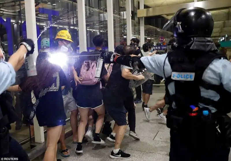 la polizia usa gas urticante contro i manifestanti a hong kong