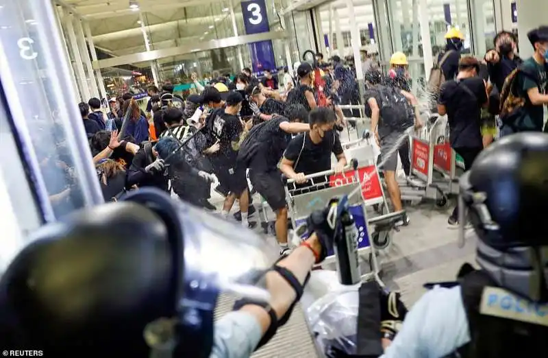 la polizia usa lo spray urticante contro i manifestanti a hong kong