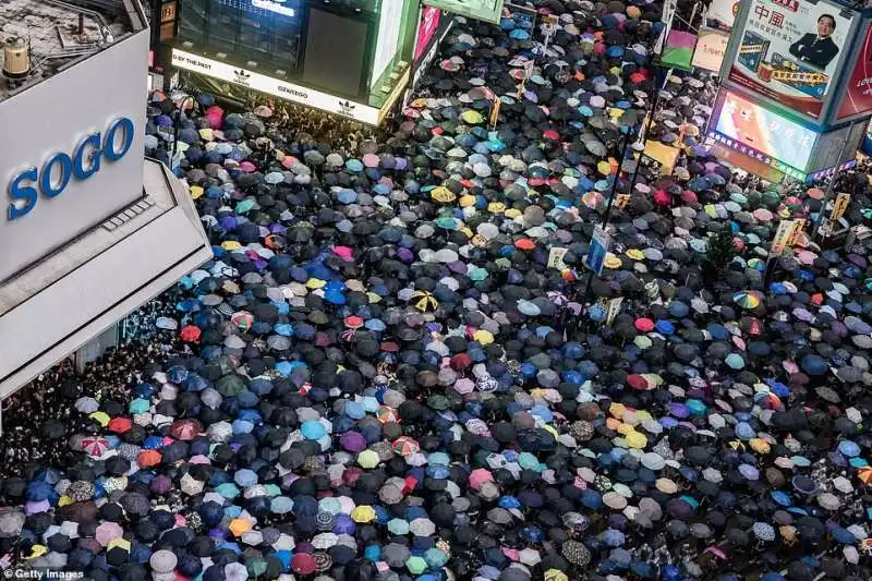 le proteste di hong kong contro la cina   in piazza quasi 2 milioni di persone   agosto 2019 8