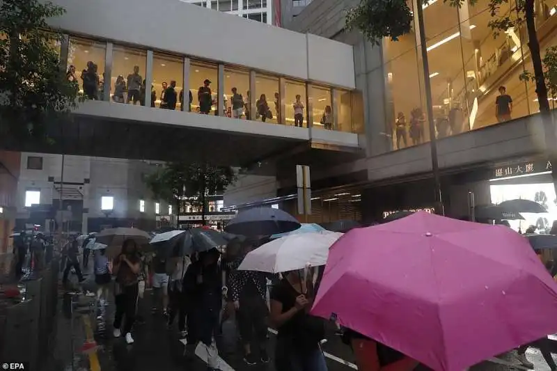 le proteste di hong kong contro la cina   in piazza quasi 2 milioni di persone   agosto 2019 12