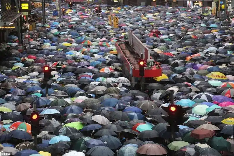 le proteste di hong kong contro la cina   in piazza quasi 2 milioni di persone   agosto 2019 7