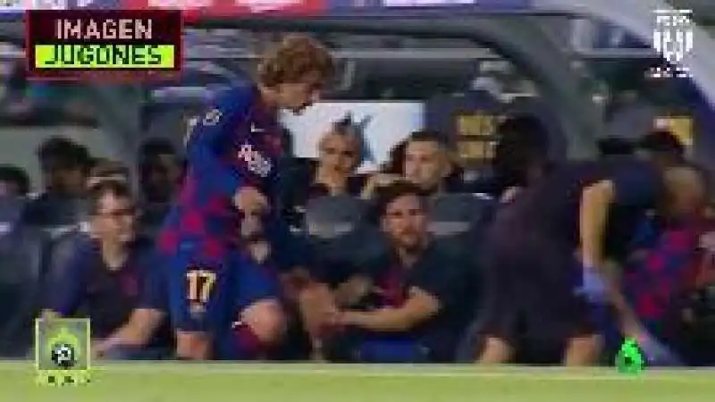 leo messi si rifiuta di dare la mano ad antoine griezmann1