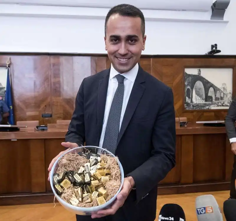 luigi di maio annuncia l'accordo per lo stabilimento pernigotti 6